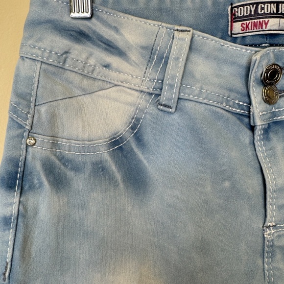 Amethyst Body Con Low Rise Light Wash Cropped Capri Soft Denim Skinny Jeans - Picture 5 of 13